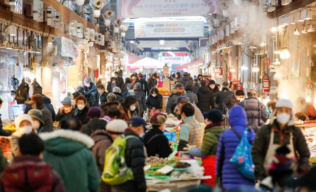 설 명절을 2주일여 앞둔 6일 서울 동대문구 경동시장에서 시민들이 제수용품을 구매하고 있다. 사진=뉴스1