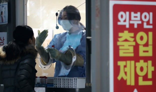 서울 용산구보건소 코로나19 선별진료소에서 의료진이 검체 채취를 하고 있다.(사진=뉴스1)