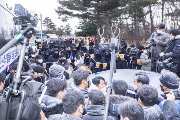 17일 오전 인천 중구 스카이72 바다코스 입구에서 인천지방법원 관계자들이 골프장 운영권 반환 강제집행을 시도하자 스카이72 시설 임차인 등이 막아서고 있다./사진=뉴스1