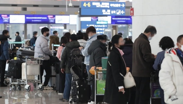 설 연휴를 앞둔 19일 인천국제공항 제1여객터미널이 출국하려는 이용객들로 북적이고 있다. 사진=뉴스1