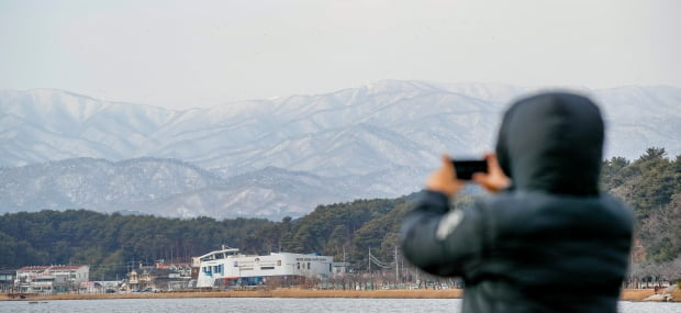  지난 19일 오전 강원 강릉시 경포호에서 바라본 대관령·선자령 등 백두대간 고갯길이 지난 주말 내린 눈으로 덮여 설경을 연출하고 있다. 사진=뉴스1