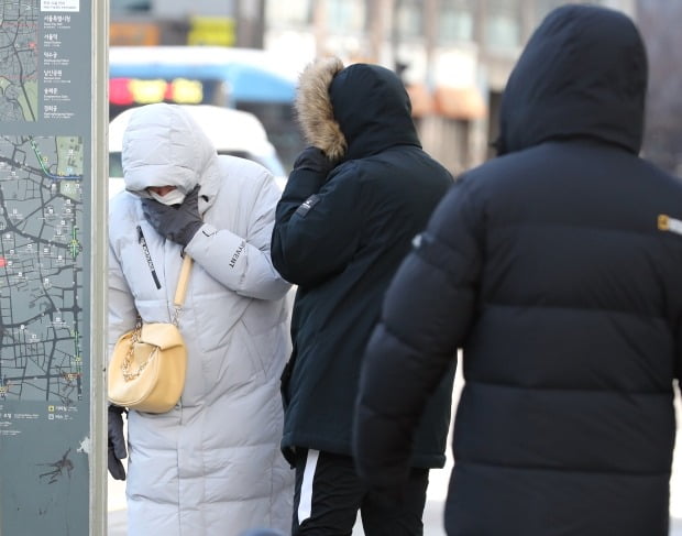 서울 중구 명동거리에서 두터운 외투를 입은 시민들이 몸을 움추린채 발걸음을 옮기고 있다. /뉴스1