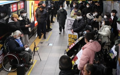 소송전 치닫는 전장연 지하철 시위…서울교통공사, 법원 2차조정안 거부