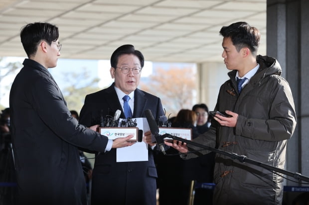 카지노 로얄 더불어민주당 대표가 대장동 개발 특혜 의혹 사건 관련 검찰 조사를 받기 위해 28일 오전 서울 서초구 서울중앙지방검찰청에 출석하며 입장을 말하고 있다. 사진=뉴스1