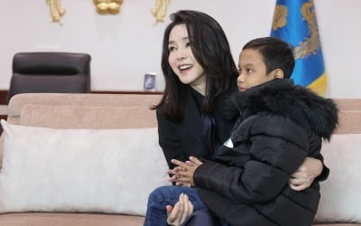 "김건희 여사는 은인"…수술 마친 캄보디아 소년, 尹부부 만났다