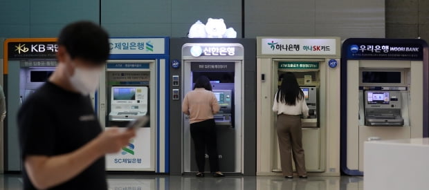 서울 시내 한 건물에 설치된 5대 시중은행의 현금인출기 모습. 사진=뉴스1