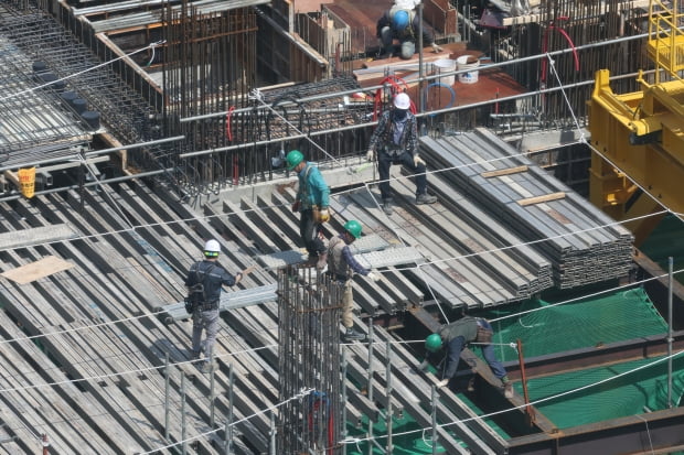 서울 시내 한 건설현장에서 근로자들이 콘크리트 타설공사를 하고 있다. 사진=한경DB