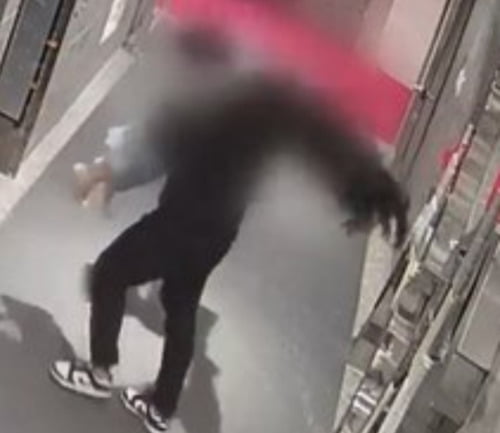 영상에는 A씨가 피해 여성 B씨를 폭행해 기절시키고, 어깨에 둘러멘 뒤 CCTV가 없는 곳으로 사라지기까지 과정이 그대로 담겼다. /사진=JTBC 사건반장 유튜브 영상 갈무리