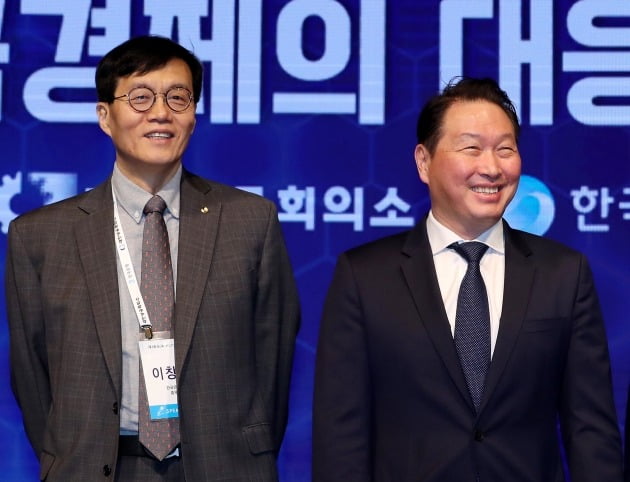 이창용 한국은행 총재와 최태원 대한상의 회장(오른쪽). 사진=뉴스1