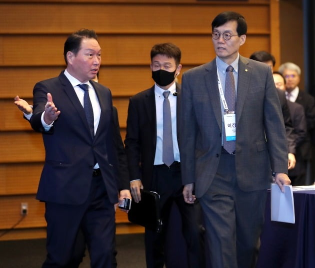  최태원 대한상의 회장과 이창용 한국은행 총재(오른쪽). 사진=뉴스1