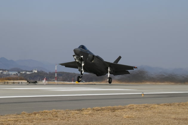 한국 공군 스텔스 전투기 F-35A ‘프리덤 나이트’가 3일 오후 한미 연합 공중훈련 참가를 위해 청주기지 활주로에서 이륙하고 있다. 공군 제공 