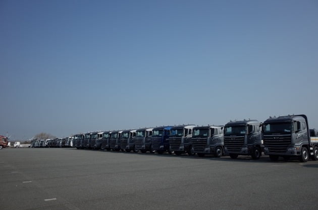 전북 군산 타타대우상용차 출고 사무소 야적장에 차량들이 늘어서 있다. 노정동 한경닷컴 기자 dong2@hankyung.com