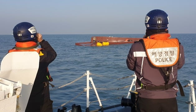 목포해양경찰이 5일 오전 전남 신안군 임자면 대비치도 인근 해역에서 어선 전복으로 실종된 9명에 대한 수색을 벌이고 있다. 사진=목포해양경찰서·뉴스1
