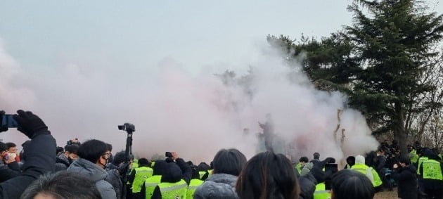 지난달 17일 인천지법의 집행관과 직원들이 강제집행을 위해 스카이72 골프장 진입을 시도하려고 하자 임차인 측에서 소화기 분말을 뿌리고 저항하고 있다. 강준완 기자
