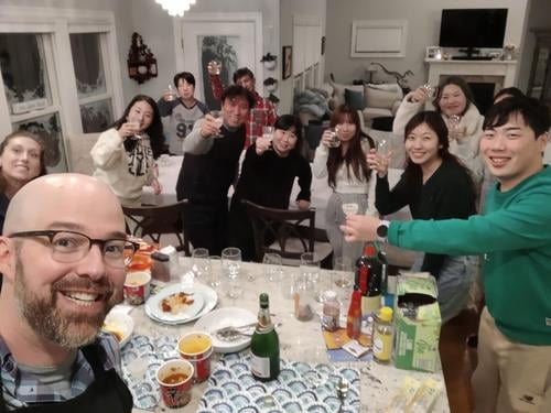 눈 속에 갇힌 한국인 관광객들 집에 초대해 건배하는 미국의 알렉산더 캠파냐 부부. /사진=알렉산더 캠파냐 페이스북 캡처