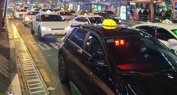 지난 6일 오후 11시께 서울 강남구 강남대로에 빈 차 표시등을 켠 택시들이 손님을 기다리고 있다.  /권용훈 기자
