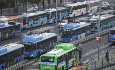 '10㎞ 넘으면 추가 요금'…서울 버스 '거리비례제' 추진