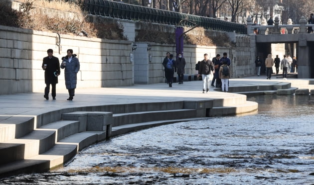 [포토] 청계천에서 쉬는 시민들