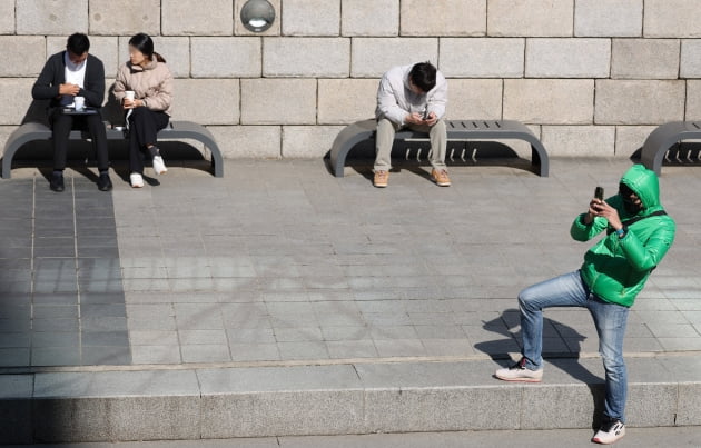 [포토] 청계천에서 쉬는 시민들