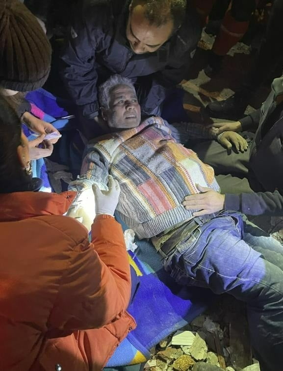한국 구호대가 구조한 생존자의 모습 사진=연합뉴스