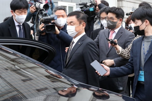 도이치모터스 주가를 조작한 혐의로 기소된 권오수 전 도이치모터스 회장이 10일 오전 서초구 서울중앙지법에서 열린 1심 선고 공판에서 징역형의 집행유예를 선고받고 밖으로 나서고 있다. /사진=연합뉴스