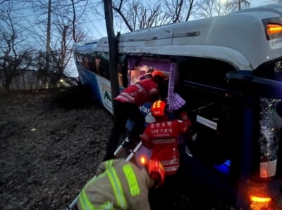 80대 노인 운전 통근버스 언덕 아래로 떨어져 22명 부상