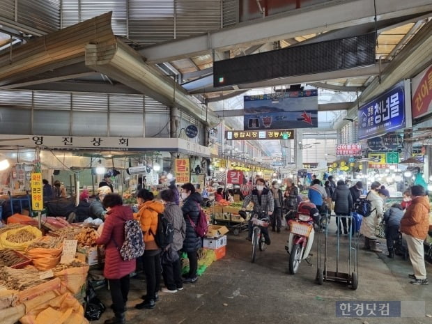 사람들로 북적이고 있는 경동시장 내부 모습. 예전 시장의 모습과 정취가 고스란히 남아 있다. /  사진=이송렬 기자