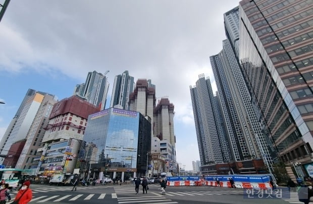 빠르게 바뀌고 있는 서울 지하철 1호선 청량리역 일대. 올해 주상복합 아파트들이 줄줄이 준공을 앞두고 있다. /  사진=이송렬 기자