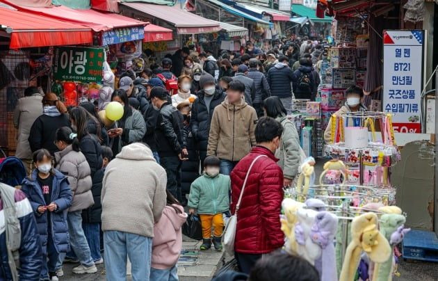 새학기 개학을 앞둔 12일 서울 창신동 문구·완구 거리가 학용품을 구매하러 나온 학부모와 아이들로 붐비고 있다.