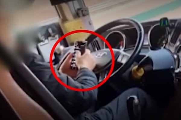고속도로를 달리던 버스기사가 운전 중 휴대폰을 사용했다는 주장이 제기됐다. / 사진=SBS 캡처