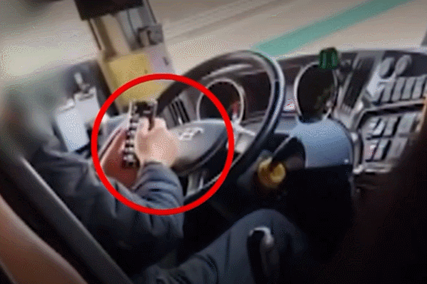 고속도로를 달리던 버스기사가 운전 중 휴대폰을 사용했다는 주장이 제기됐다. / 사진=SBS 캡처