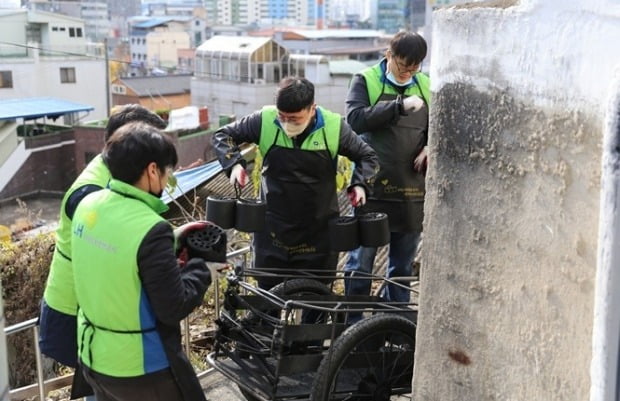 LH 직원들이 취약계층에게 연탄을 전달하고 있다. 사진=LH