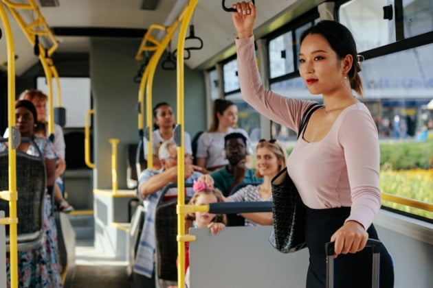 ‘대중교통 요금 인상’ 성인 10명 중 9명 ‘버스·지하철비 너무 많이 올라 부담’