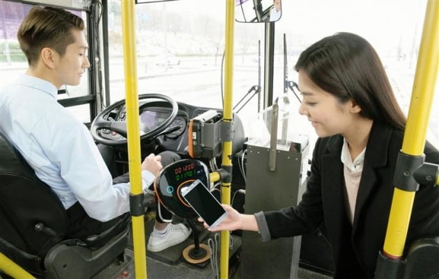한 승객이 삼성페이 교통카드로 버스 요금을 결제하고 있다./ 삼성전자