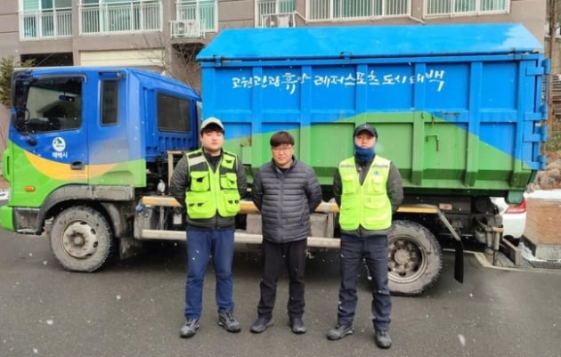 현금 515만원의 주인을 찾아 준 태백시청 환경미화원들. /사진=태백시 제공, 연합뉴스