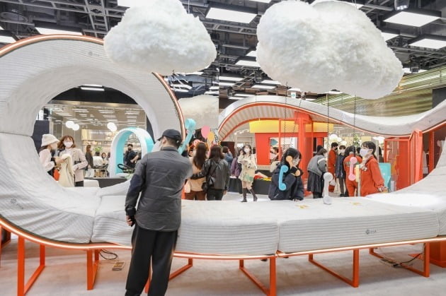 지난해 11월 '더현대 서울 원더 베드 팝업스토어'에서 지누스 제품에 관람객들이 관심을 보이고 있다.