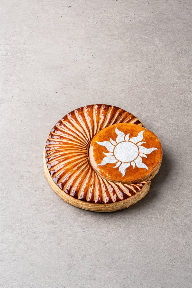 쏘세스 피에르가 지난 1월 대회에 출품한 빵 중 하나. '우주'라는 대회 주제에 맞춰 갈레트(납작한 케이크)에 초승달과 보름달을 구현했다.(사진=SPC컬리너리아카데미)