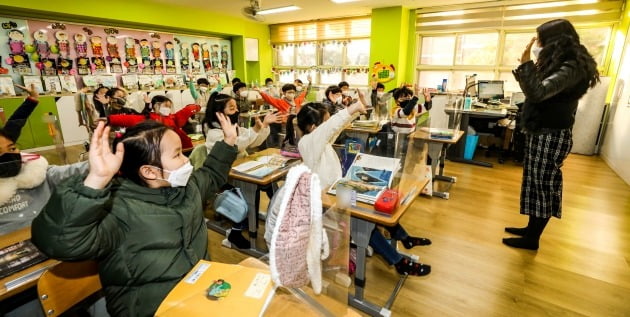 2022년도 첫 등교가 시작된 지난해 1월 20일 대구 수성구 매동초 1학년 교실에서 학생들이 선생님과 인사를 나누고 있다. 연합뉴스