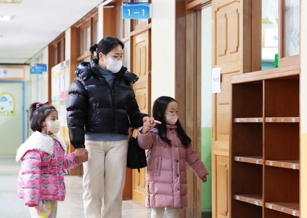 지난해 12월 26일 경기도 수원시 송원초에서 예비 초등학생들이 부모님과 교실을 살펴보고 있다. 연합뉴스