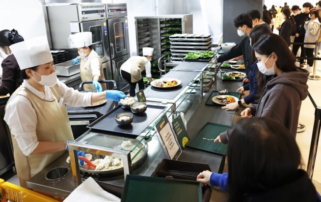 경기 과천시 펄어비스 구내식당에서 직원들이 배식을 받고 있다. / 이솔 한국경제신문 기자