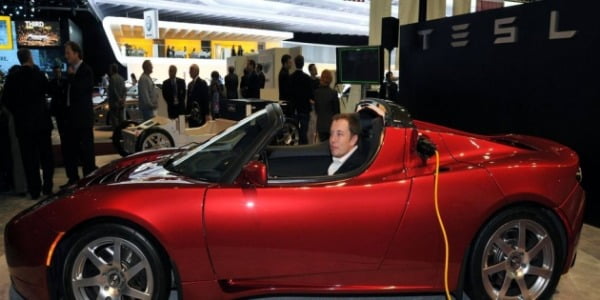 2009년 미국 디트로이트 모터쇼에 첫 참석한 테슬라 로드스터. 일론 머스크 CEO가 차량에 타고 있다. 