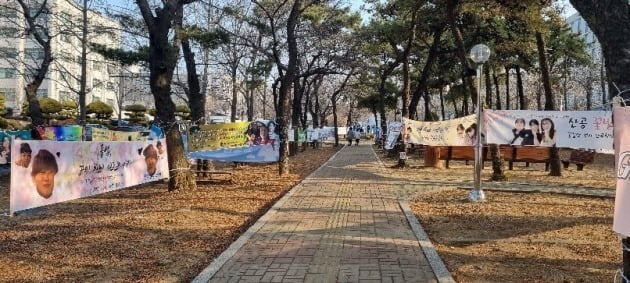  대학 캠퍼스에는 선후배 졸업을 축하하는 현수막이 설치됐다. 강준완 기자