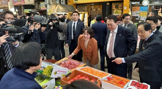 윤석열 대통령과 이영 중소벤처기업부 장관이 지난 14일 청주 육거리시장을 찾아 소상공인과 대화하고 있다. 이영 장관 페이스북 캡처