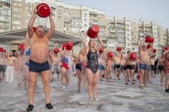 영하 22도에 냉수마찰쇼…러시아 주민들의 전쟁 지지 캠페인