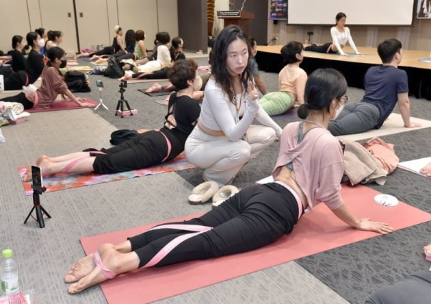 [포토] 안다르, 대규모 요가 클래스 '숨요가 위드 안다르 밴드' 진행