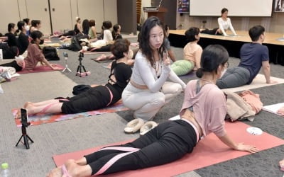 [포토] 안다르, 대규모 요가 클래스 '숨요가 위드 안다르 밴드' 진행