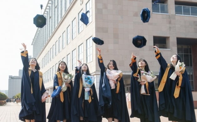 인천대 졸업생들이 지난 17일 송도캠퍼스에서 열린 학위수여식에 참가해 즐거운 시간을 보내고 있다. 인천대