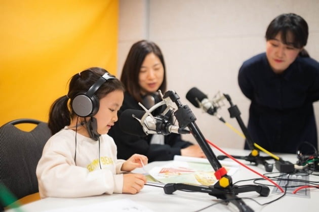 한화 건설부문 임직원과 가족들이 '목소리 기부' 봉사활동을 하고 있다. /한화 제공