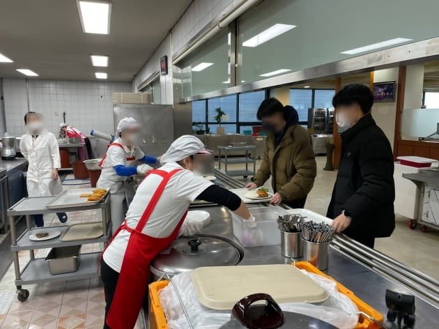 지난 17일 학생들이 서울 동대문구 이문동 한국외대 교직원 식당을 이용하고 있다. 사진=안시욱, 조봉민 기자