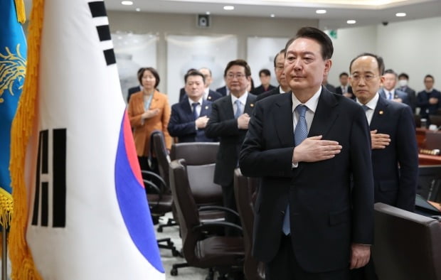 윤석열 대통령이 21일 용산 대통령실에서 국무회의를 주재하며 국기에 대한 경례를 하고 있다. 연합뉴스